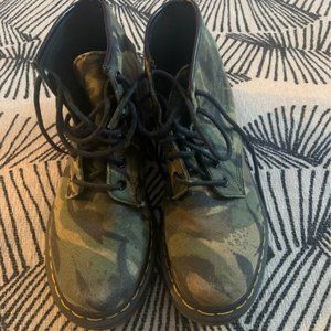 Doc Martens Women Combat Lace Up Camo SZ 8